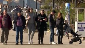 VIDEO Terapie de toamnă la malul mării. Plimbările lungi pe plajă îi țin pe oameni departe de medici